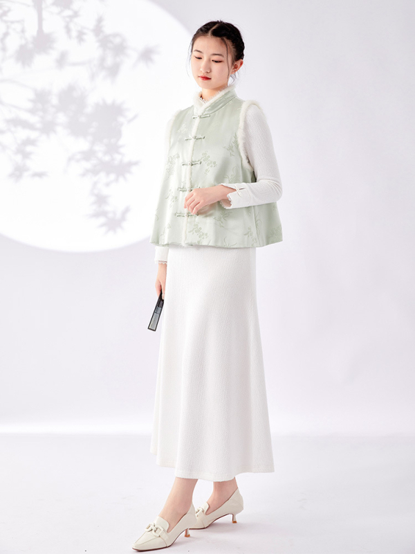 Vesta u stilu Hanfu sa stojećim ovratnikom, podstavljena mink krznom, jacquard satin acetatnog materijala, smjesa triacetata i poliestera