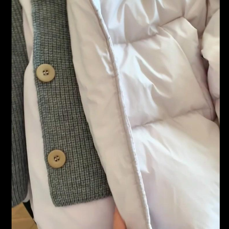 Koreai stílusú kötött mellény gallérral és darabokból összevarrt dizájnnal, akril anyag, ultra rövid hossz