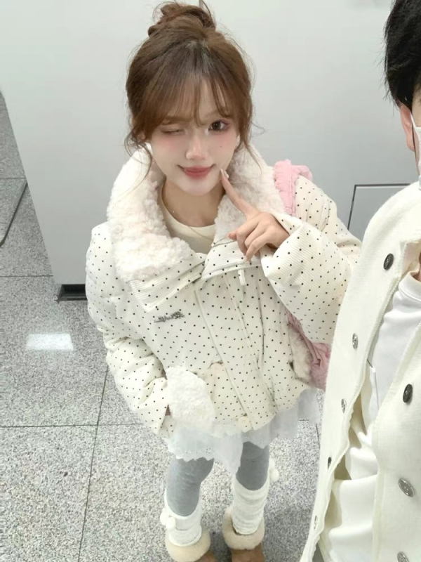 Női koreai stílusú téli rövid bélelt kabát, magas gallér, zipzár, ultra vékony töltet, poliészter külső, poliészter-pamut töltet, mintázat betűkkel/számokkal/szöveggel