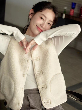 Vunena veste s V-izrezom, ultrakrata duljina, jedno dugme, rayon tkanina s vunenim punilom