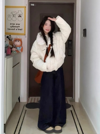 Női rövid kabát poliészter-pamut töltettel, poliészter anyag, magas gallér, cipzáras záródás, koreai stílus, ultra vékony, mintázat: szöveg (Téli szezon 2025)