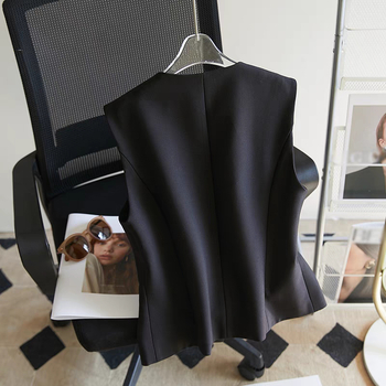 Dámska vesta s V výstrihom, štíhla línia, nepravidelný dizajn, výplň polyester-bavlna, gombíky v jednom rade, 95% polyester, jar 2024