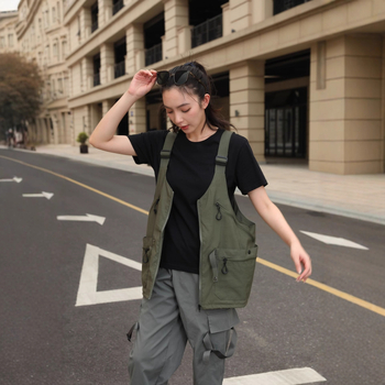 Vīriešu bez piedurknēm darba veste ar vairākiem kabatām — Taslan audums, 80% poliesters, 20% kokvilna, oderējums poliester, rāvējslēdzējs, V-veida kakls