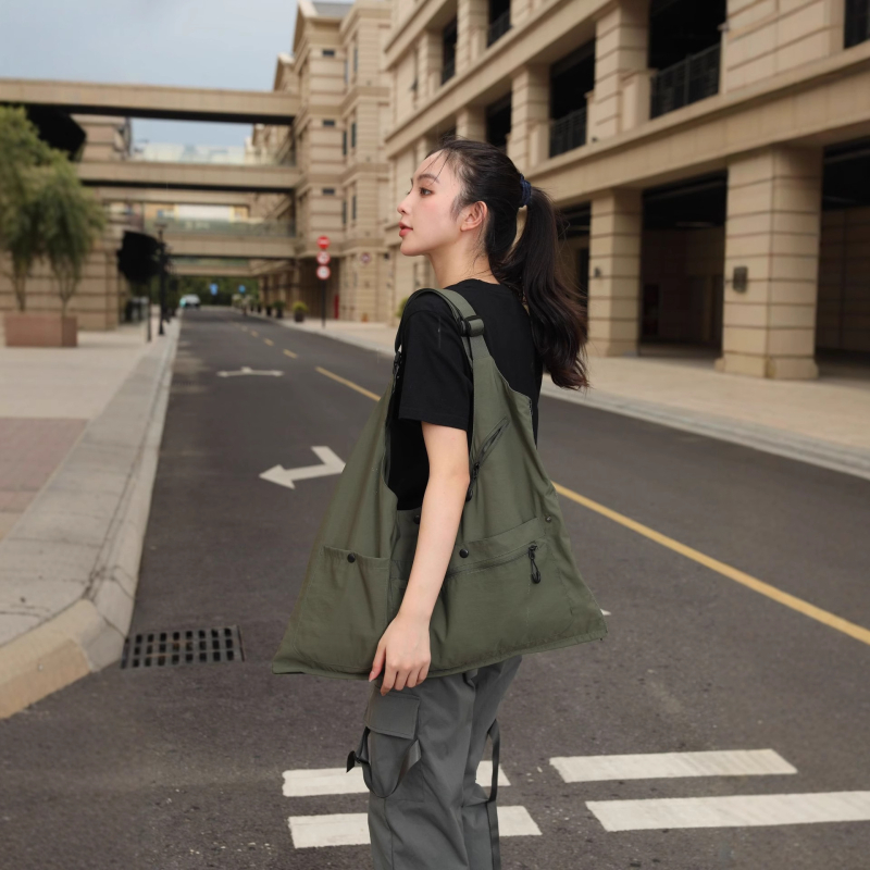 Vīriešu bez piedurknēm darba veste ar vairākiem kabatām — Taslan audums, 80% poliesters, 20% kokvilna, oderējums poliester, rāvējslēdzējs, V-veida kakls