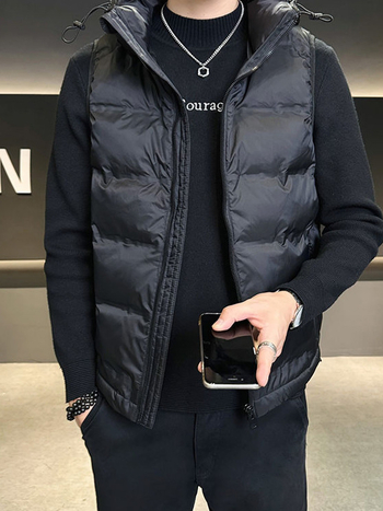 Vesta masculină cu glugă, căptușită din poliester, țesătură principală poliester, căptușeală poliester, croială lejeră, culoare solidă, toamnă 2025