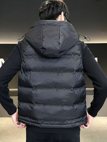 Vesta masculină cu glugă, căptușită din poliester, țesătură principală poliester, căptușeală poliester, croială lejeră, culoare solidă, toamnă 2025