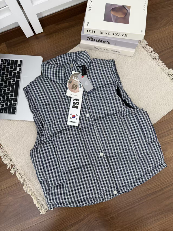 Mellény pamutból poliészter töltettel (álló gallér, kockás minta, laza szabás, egyrészes gombolás)