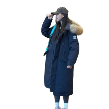 Dugi parka kaput za žene s kapuljom i krznom ovratnikom; punilo: Down-Cotton; tkanina: poliester; duljina: srednje duga (65–80 cm); prednje zatvaranje: zip.