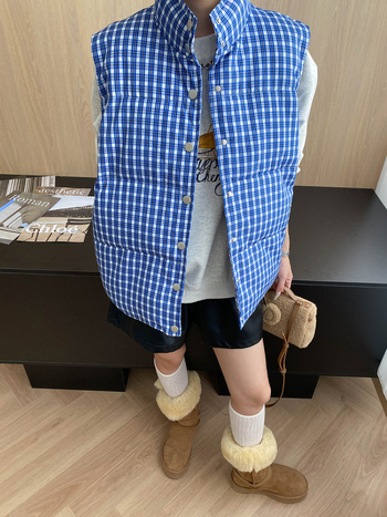 Mellény blogger-stílusú réteges dizájnnal, kockás mintázat, álló gallér, poliészter töltet, laza szabás — őszi kiadás 2025