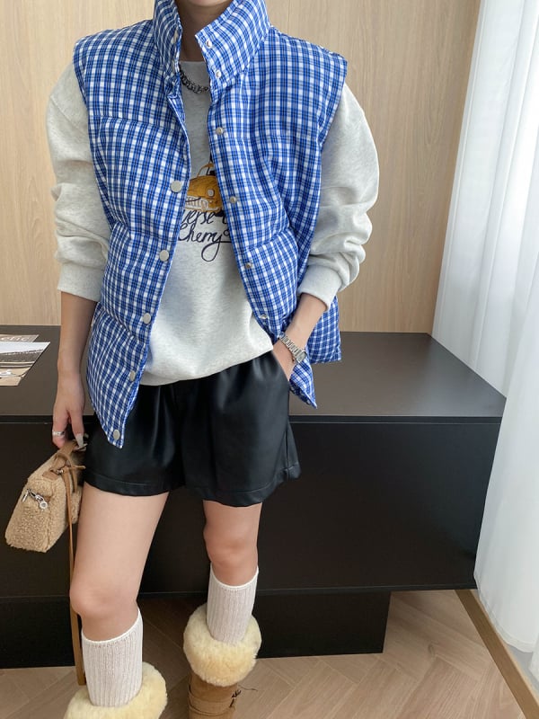 Mellény blogger-stílusú réteges dizájnnal, kockás mintázat, álló gallér, poliészter töltet, laza szabás — őszi kiadás 2025