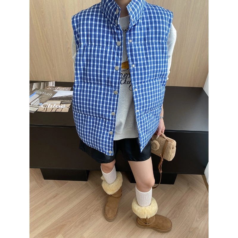 Mellény blogger-stílusú réteges dizájnnal, kockás mintázat, álló gallér, poliészter töltet, laza szabás — őszi kiadás 2025