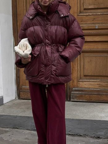 Ženska jakna s kapuljom i zatvaračem, punilo od vlakana nalik svili, glavni materijal poliester 70–80%, srednja duljina 50–65 cm