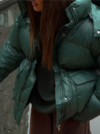 Ženska jakna s kapuljom i zatvaračem, punilo od vlakana nalik svili, glavni materijal poliester 70–80%, srednja duljina 50–65 cm