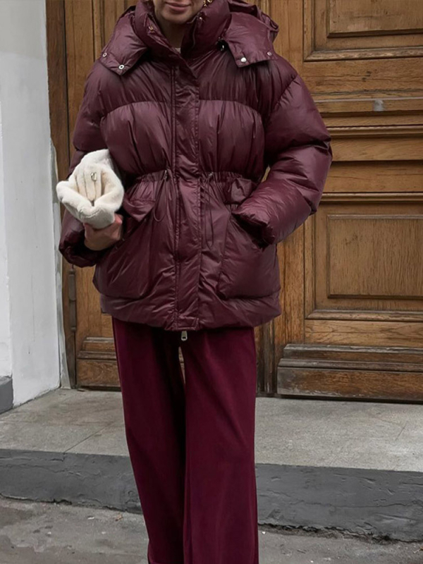 Ženska jakna s kapuljom i zatvaračem, punilo od vlakana nalik svili, glavni materijal poliester 70–80%, srednja duljina 50–65 cm