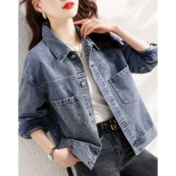 Ženska kratka traper jakna s polo ovratnikom, ležernog kroja, duge rukave, pamuk denim, duljina 50–65 cm