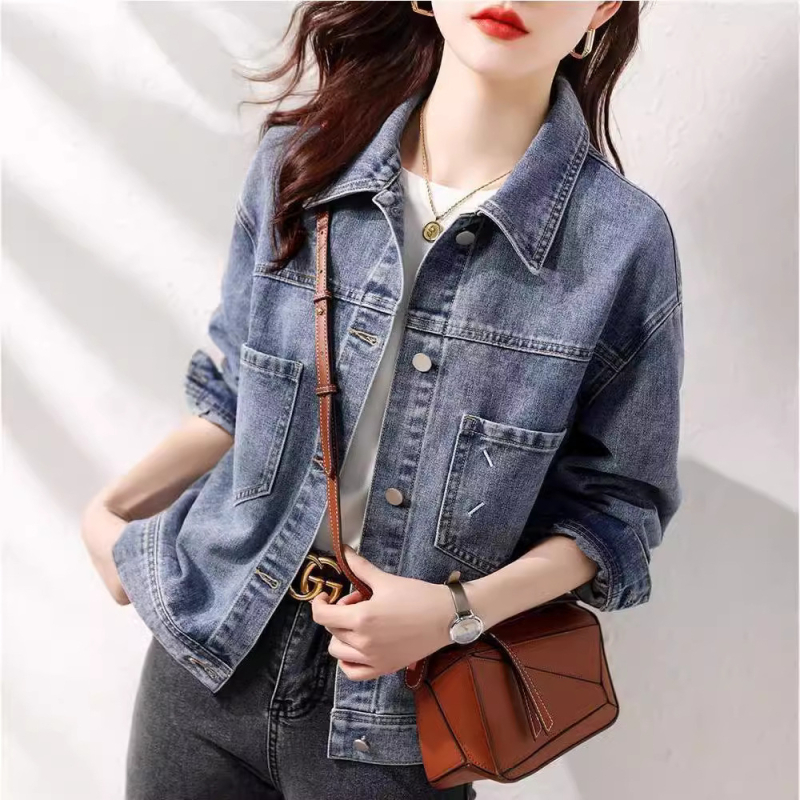 Ženska kratka traper jakna s polo ovratnikom, ležernog kroja, duge rukave, pamuk denim, duljina 50–65 cm