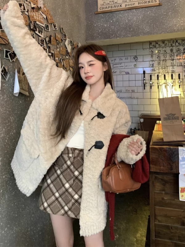 Palton damă din blană artificială de iepure, cu guler lapel, croială lejeră, lungime medie, nasturi într-un singur rând