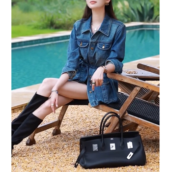 Τζιν μπουφάν με στενή γραμμή, μακριά μανίκια, γιακά πόλο, φινίρισμα πλυσίματος, ύφασμα πολυεστέρα