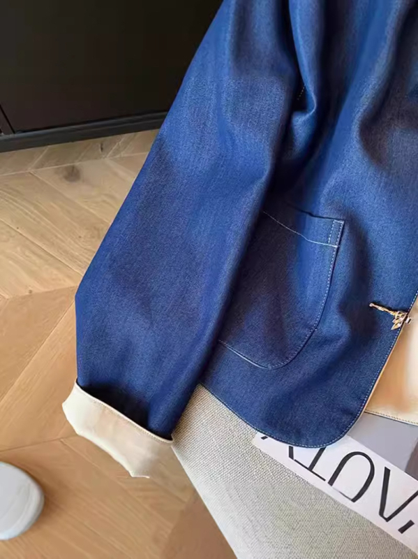 Kratki kaput od poliestera, udoban kroj, dugi rukavi, okrugli ovratnik, jednoredno kopčanje