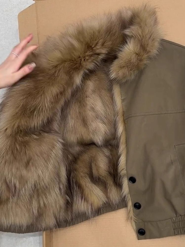 Ženski parka u vojno-zelena boja, s krznom, radnog stila, zima 2025