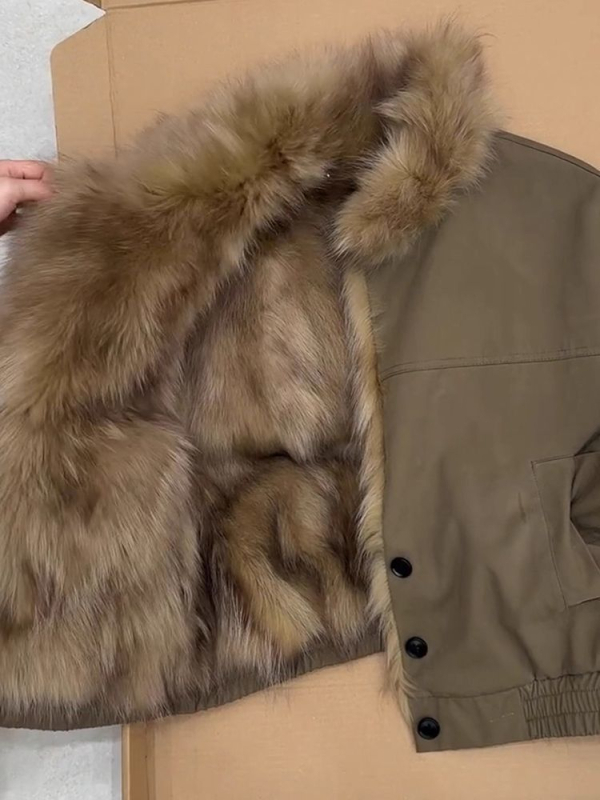 Ženski parka u vojno-zelena boja, s krznom, radnog stila, zima 2025
