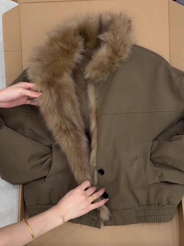 Ženski parka u vojno-zelena boja, s krznom, radnog stila, zima 2025