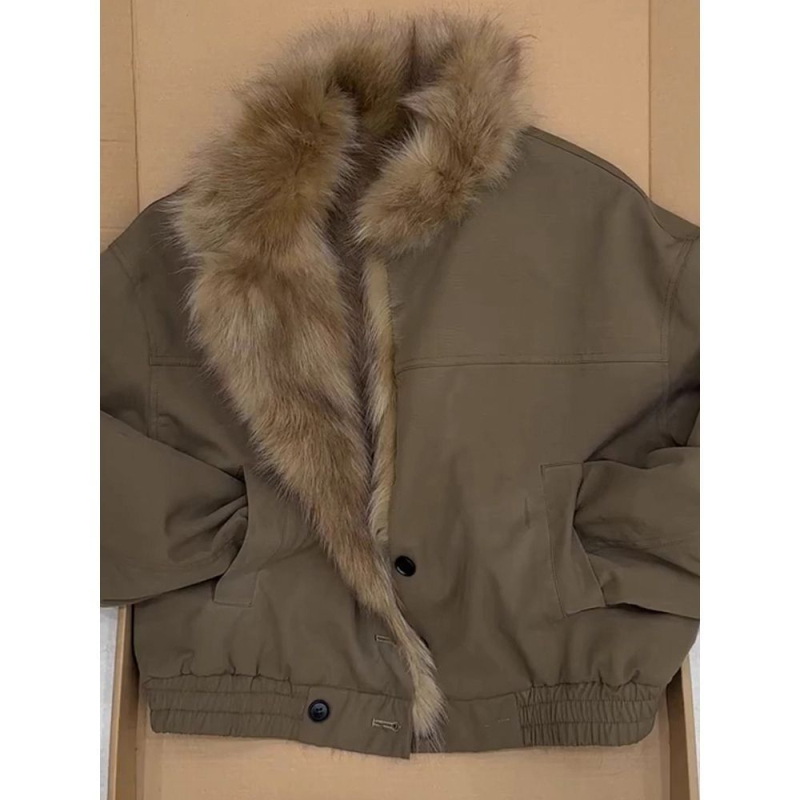 Ženski parka u vojno-zelena boja, s krznom, radnog stila, zima 2025