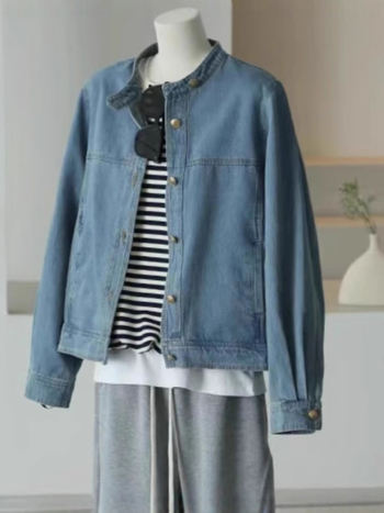Geacă din denim pentru femei, croială lejeră, mâneci lungi, guler rotund, lungime medie (50–65 cm), amestec bumbac-poliester