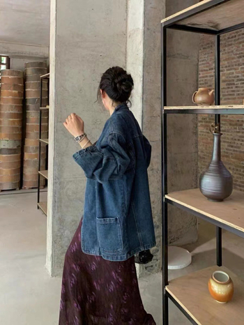 Palton din denim cu stretch, finisaj distressed, guler polo, închidere cu nasturi pe un rând, croială lejeră