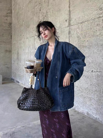 Palton din denim cu stretch, finisaj distressed, guler polo, închidere cu nasturi pe un rând, croială lejeră