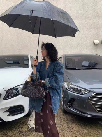 Palton din denim cu stretch, finisaj distressed, guler polo, închidere cu nasturi pe un rând, croială lejeră