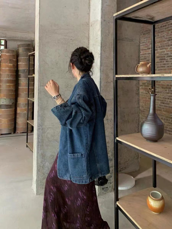 Palton din denim cu stretch, finisaj distressed, guler polo, închidere cu nasturi pe un rând, croială lejeră