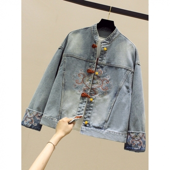 Női denim kabát álló gallérral, egysoros gombolás, hímzett állatmotívum, laza szabás, középhosszú.
