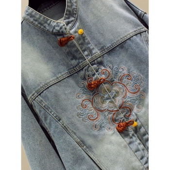 Női denim kabát álló gallérral, egysoros gombolás, hímzett állatmotívum, laza szabás, középhosszú.