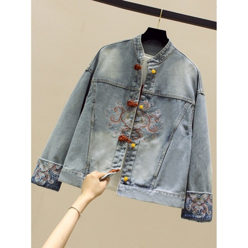 Női denim kabát álló gallérral, egysoros gombolás, hímzett állatmotívum, laza szabás, középhosszú.