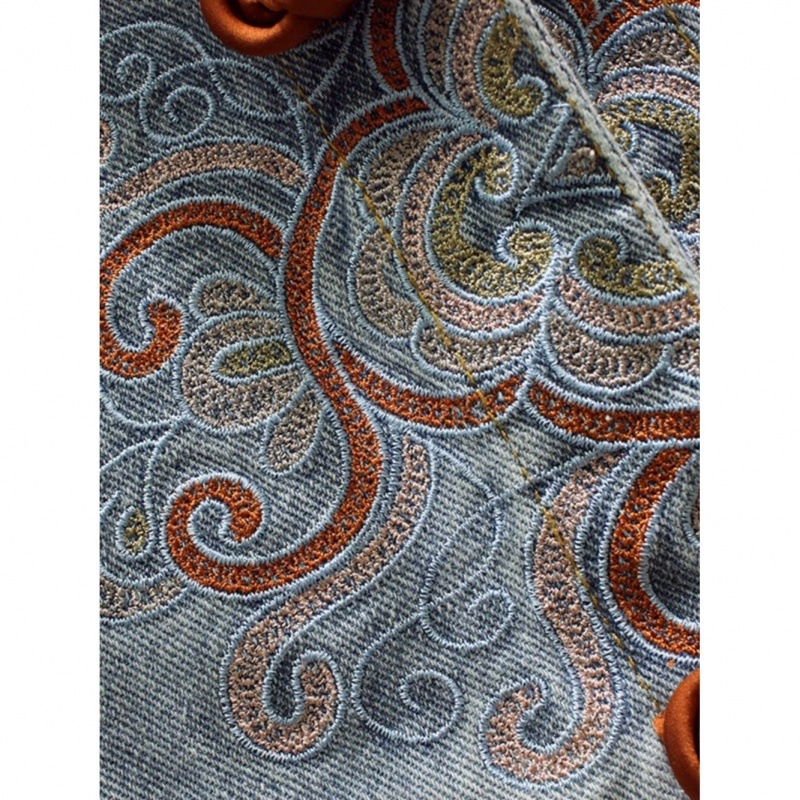 Női denim kabát álló gallérral, egysoros gombolás, hímzett állatmotívum, laza szabás, középhosszú.