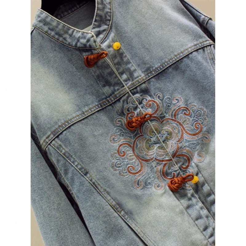 Női denim kabát álló gallérral, egysoros gombolás, hímzett állatmotívum, laza szabás, középhosszú.