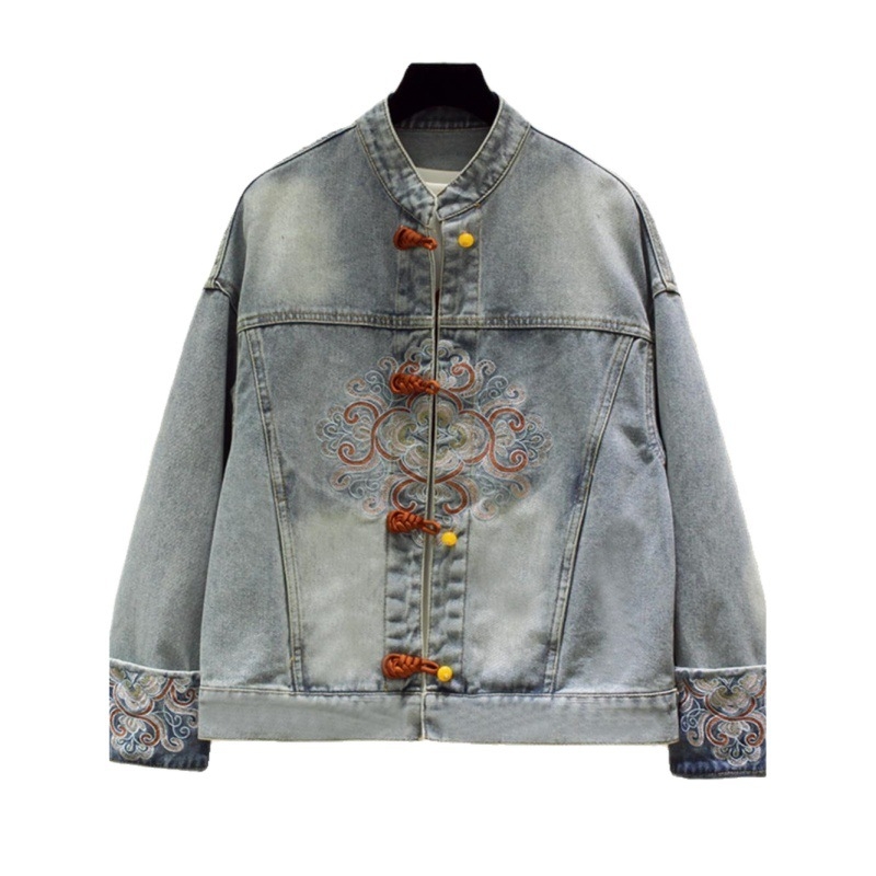 Női denim kabát álló gallérral, egysoros gombolás, hímzett állatmotívum, laza szabás, középhosszú.