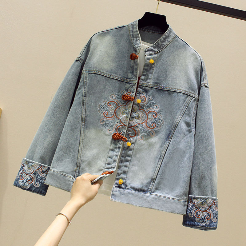 Női denim kabát álló gallérral, egysoros gombolás, hímzett állatmotívum, laza szabás, középhosszú.