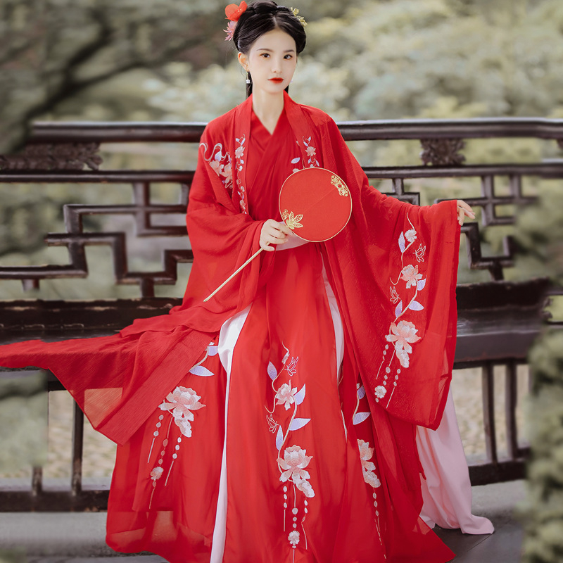Vjenčani Hanfu dvodijelni set: Bluza s križnim ovratnikom i širokim rukavima te izvezeni/h tvđena suknja s prorezom; poliester mješavina, vez, proljeće 2024