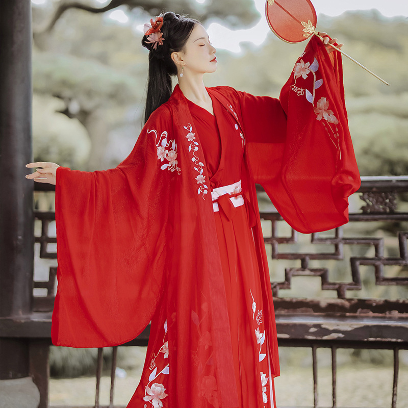 Vjenčani Hanfu dvodijelni set: Bluza s križnim ovratnikom i širokim rukavima te izvezeni/h tvđena suknja s prorezom; poliester mješavina, vez, proljeće 2024