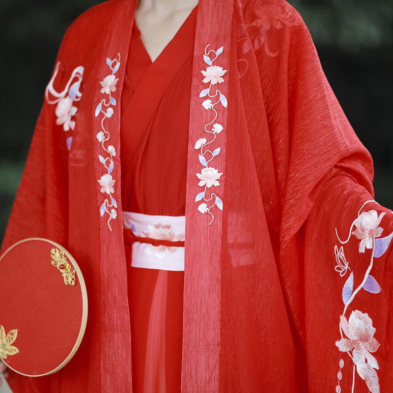 Vjenčani Hanfu dvodijelni set: Bluza s križnim ovratnikom i širokim rukavima te izvezeni/h tvđena suknja s prorezom; poliester mješavina, vez, proljeće 2024