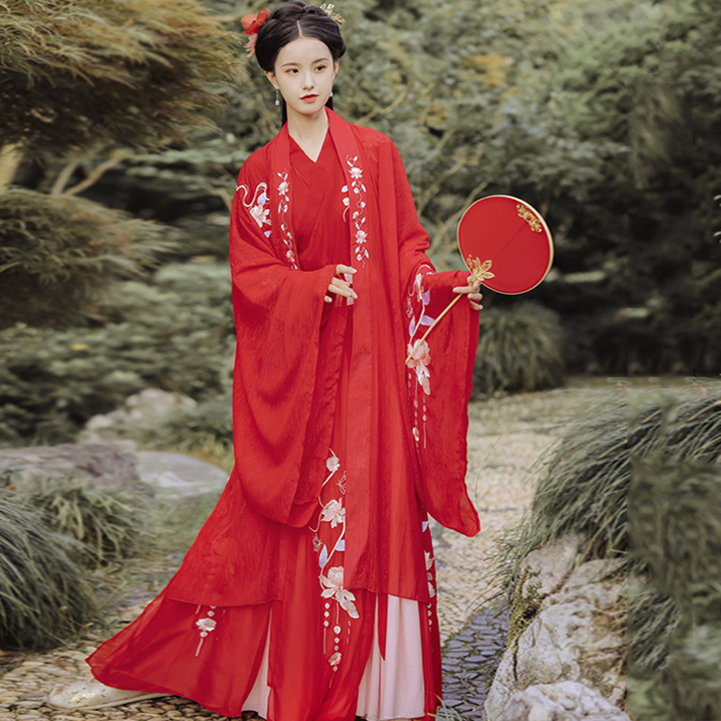 Vjenčani Hanfu dvodijelni set: Bluza s križnim ovratnikom i širokim rukavima te izvezeni/h tvđena suknja s prorezom; poliester mješavina, vez, proljeće 2024