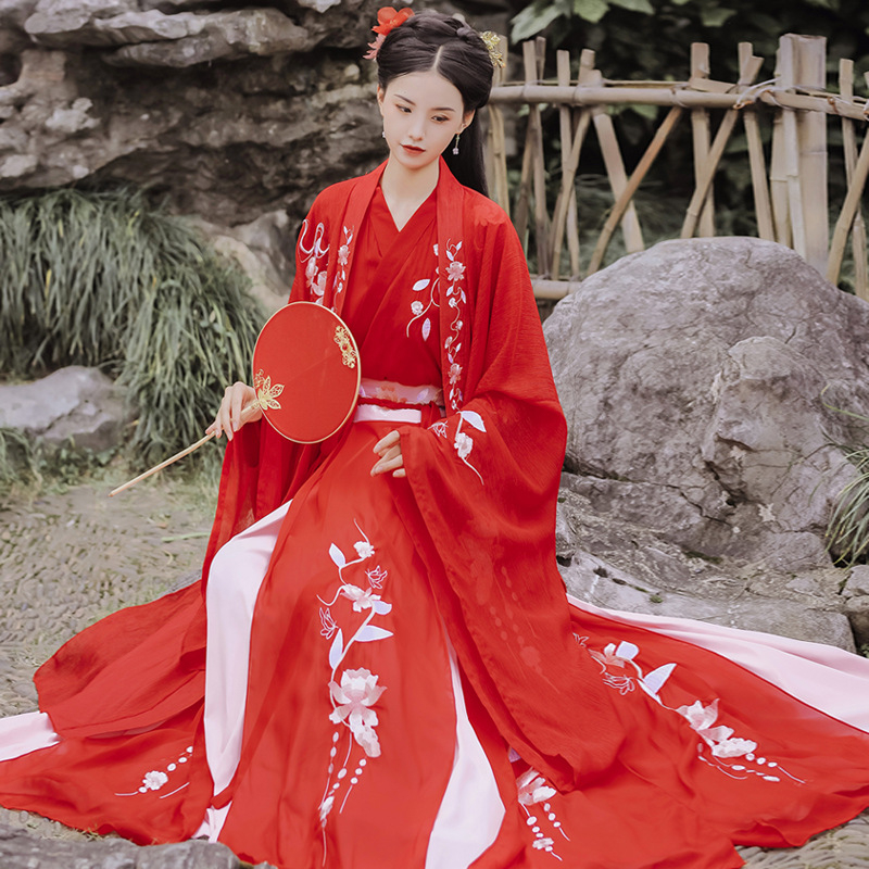 Vjenčani Hanfu dvodijelni set: Bluza s križnim ovratnikom i širokim rukavima te izvezeni/h tvđena suknja s prorezom; poliester mješavina, vez, proljeće 2024
