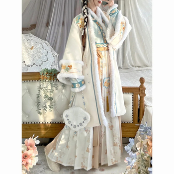 Hanfu set za jesen-zimu s fleece-om: dugi kaput s plisiranom suknom, preklopni ovratnik i široke rukave, vezeno, poliester 70–80% glavna tkanina + sekundarno <30%