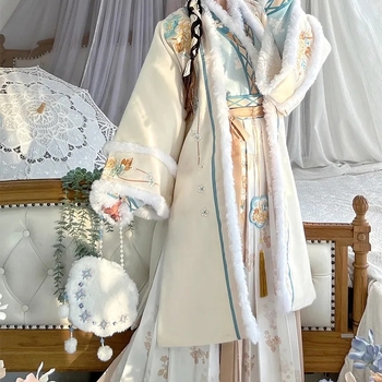 Hanfu set za jesen-zimu s fleece-om: dugi kaput s plisiranom suknom, preklopni ovratnik i široke rukave, vezeno, poliester 70–80% glavna tkanina + sekundarno <30%