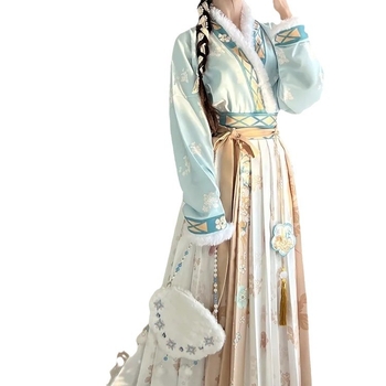 Hanfu set za jesen-zimu s fleece-om: dugi kaput s plisiranom suknom, preklopni ovratnik i široke rukave, vezeno, poliester 70–80% glavna tkanina + sekundarno <30%