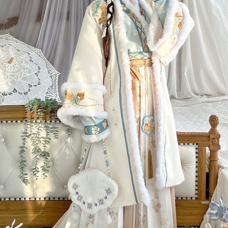 Hanfu set za jesen-zimu s fleece-om: dugi kaput s plisiranom suknom, preklopni ovratnik i široke rukave, vezeno, poliester 70–80% glavna tkanina + sekundarno <30%
