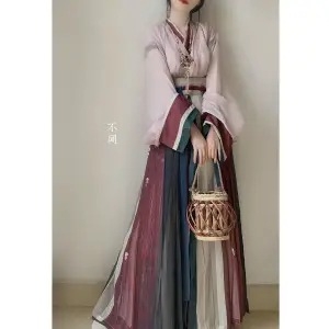 Ženski Hanfu set u Wei Jin stilu s križnim ovratnikom, jedinstven dizajn; poliester 70–80%, sekundarni sadržaj <30%, tisak i bojanje, proljeće 2023