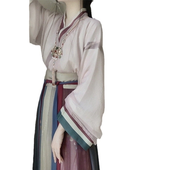 Ženski Hanfu set u Wei Jin stilu s križnim ovratnikom, jedinstven dizajn; poliester 70–80%, sekundarni sadržaj <30%, tisak i bojanje, proljeće 2023